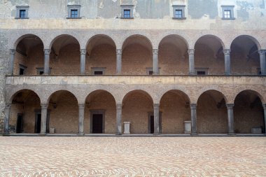 Bracciano 'daki Castello Odescalchi' nin iç avlusu, Bracciano Gölü, Lazio, İtalya