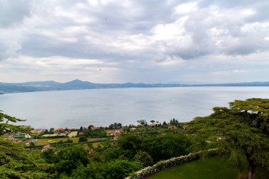 Bracciano Gölü manzarası, Lazio, İtalya