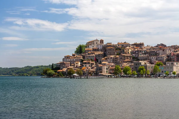 İtalya, Lazio, Bracciano Gölü 'ndeki Anguillara Sabazia kasabasının manzarası