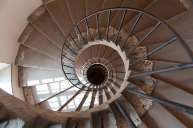 Görkemli Villa d 'Este, Tivoli, Lazio' nun içindeki antik muhteşem spiral merdiven.