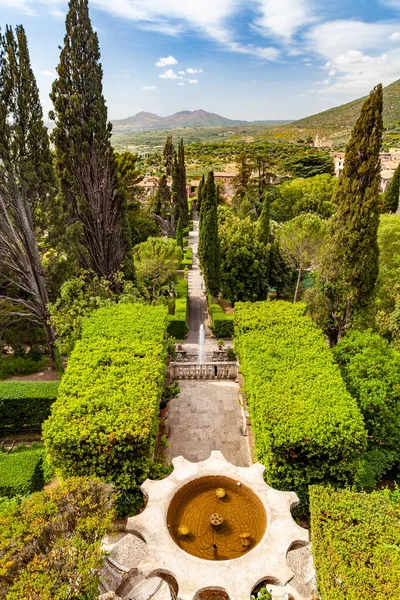 Roma 'nın Tivoli şehrindeki görkemli Villa d' Este 'nin bahçesindeki merkez cadde, Lazio.