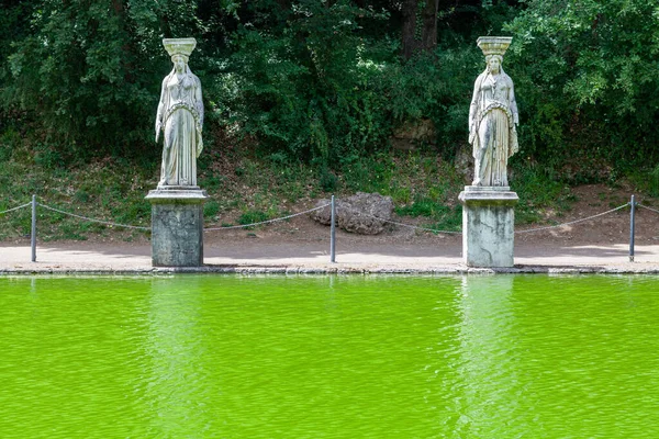 Magnifica Piscina Con Acque Verdi Circondata Antiche Statue Villa Adriana — Foto Stock