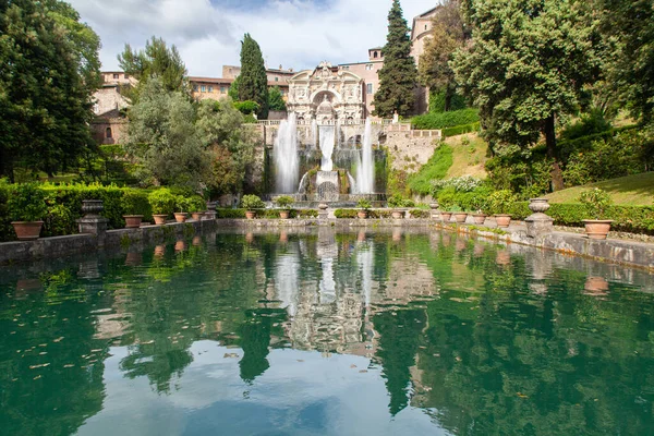 Villa d 'Este, Tivoli, Lazio' daki büyük parktaki muhteşem çeşmeler.