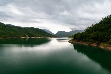 Bulutlu bir günde İtalya 'nın Rieti ilinin Turano Gölü manzarası