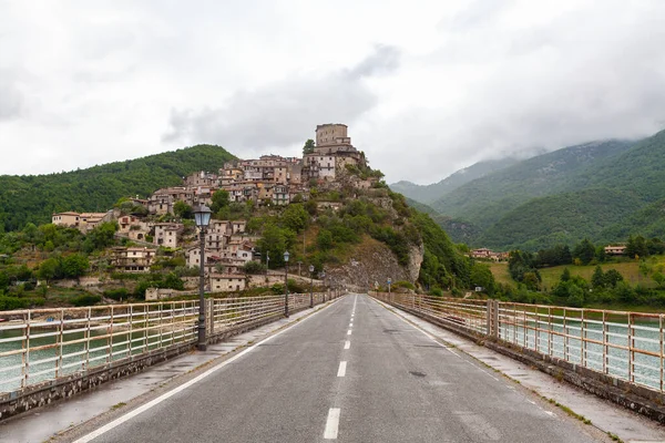Pequeña Ciudad Castel Tora Provincia Rieti Lacio Italia — Foto de Stock