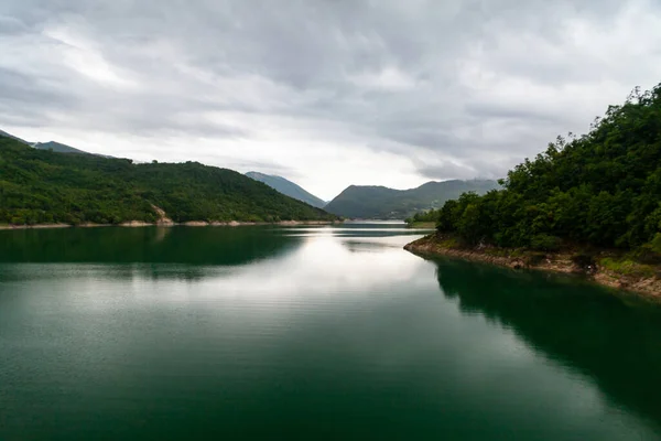 Bulutlu bir günde İtalya 'nın Rieti ilinin Turano Gölü manzarası