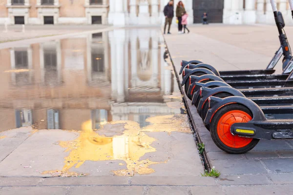 Modena, İtalya 'da halka açık bir meydanda bir sıra elektrikli scooter paylaşımı. 