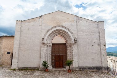 Monteleone di Spoleto, Umbria, İtalya 'daki Saint Francis Kilisesi ana cephesi