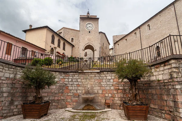 Der Uhrturm Und Die Treppe Monteleone Spoleto Umbrien Italien lizenzfreie Stockbilder