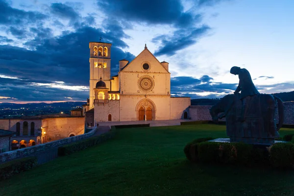 Hauptfassade Der Basilica San Francesco Superiore Assisi Mit Der Statue Stockbild
