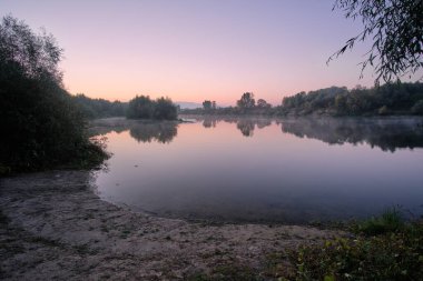 Sakin nehrin üzerinde gün doğumu
