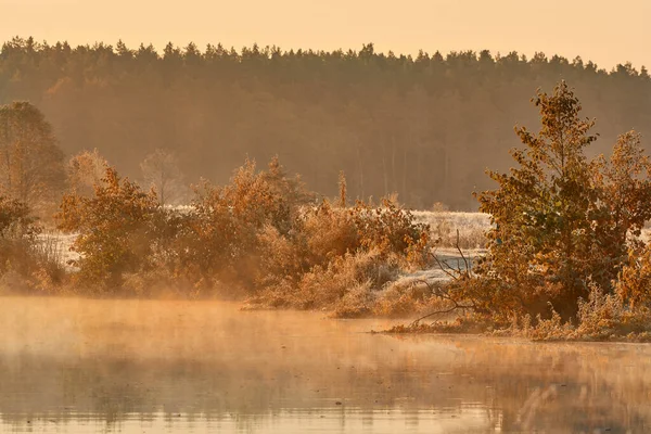 Göl üzerinde gündoğumu