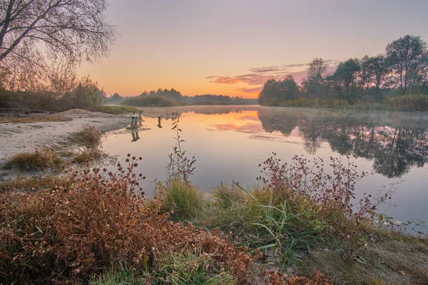Sonbahar nehrinin üzerinde gün doğumu