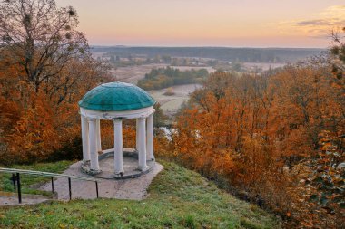 Parkta sonbahar manzarası