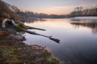 Sonbahar nehrinin üzerinde gün doğumu