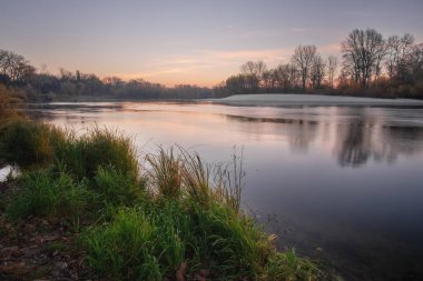 Sonbahar nehrinin üzerinde gün doğumu