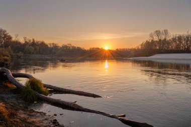 Sonbahar nehrinin üzerinde gün doğumu