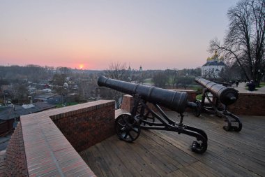 Akşam kalesinde top var.