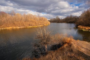 Gölün yanında sakin bir sonbahar