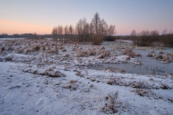 Nehrin üzerinde gün doğumu