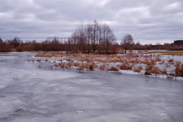 Sabahları buz gibi nehir manzarası
