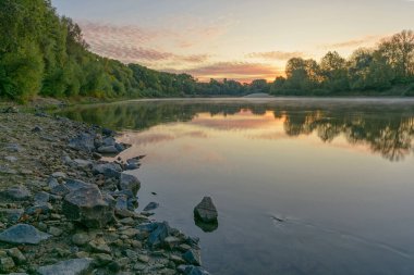Sonbahar nehrinin üzerinde gün doğumu
