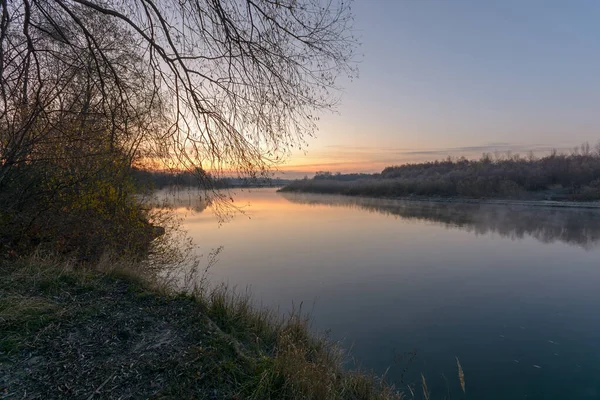 Wschód Słońca Nad Rzeką — Zdjęcie stockowe