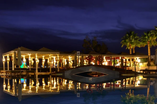 Akşam ışıkları yüzme havuzunun yanında.