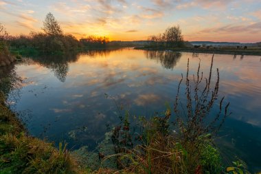 Snov nehrinin üzerinde gün doğumu
