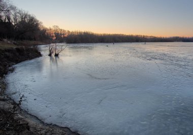 Nehrin üzerinde gün doğumu