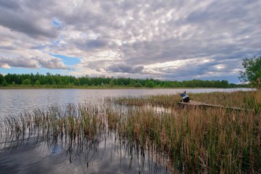 Gölün üzerinde akşam gökyüzü