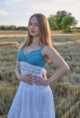 Samanlıkta şapkalı bir kız.