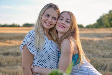 Samanlıkta iki kız