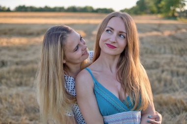 Samanlıkta iki kız