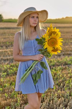 Samanlıkta şapkalı bir kız.