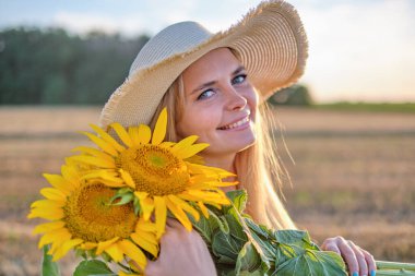 Ayçiçeği tarlasında bir kadın