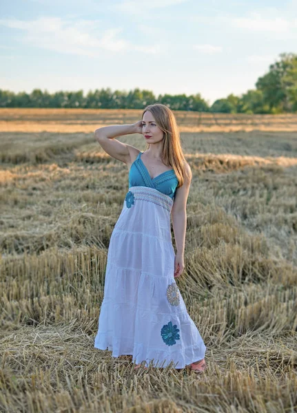 Samanlıkta şapkalı bir kız.