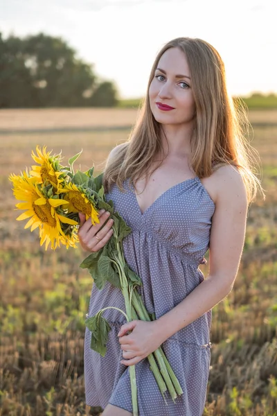 Samanlıkta şapkalı bir kız.