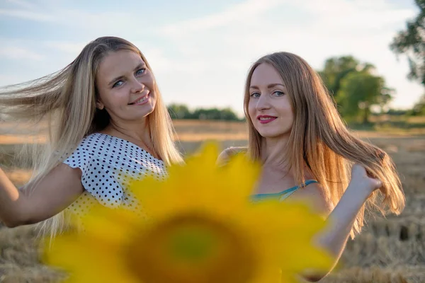 Samanlıkta iki kız