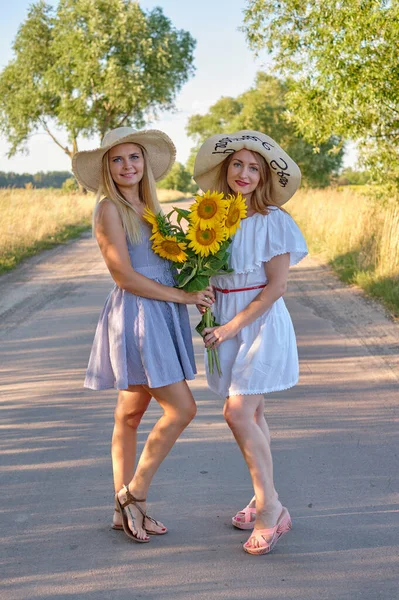 Girls Sunflowers Road — Stockfoto