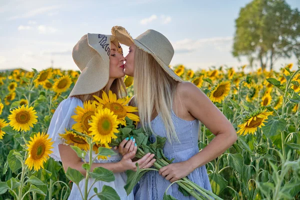 Women Field Sunflowers — Stockfoto