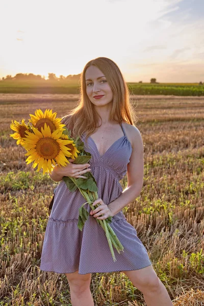 Girl Hat Haystack — Stockfoto