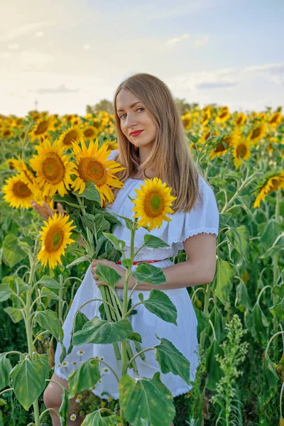 Woman Field Sunflowers — Stockfoto