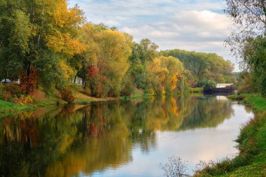 Nehir kenarındaki sonbahar renkleri