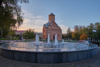 Şehir parkındaki kilisenin çeşmesi.