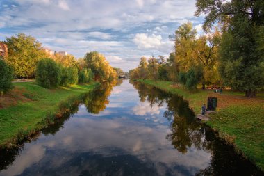 Nehir kenarındaki sonbahar renkleri
