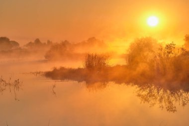 Gölün üzerinde sisli gün doğumu