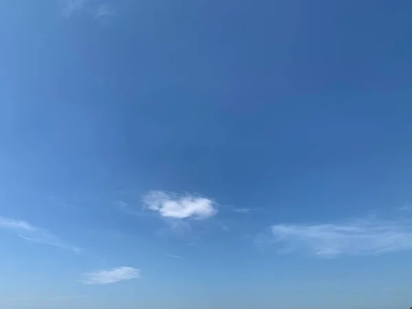 Небольшая Облачность Голубом Небе — стоковое фото