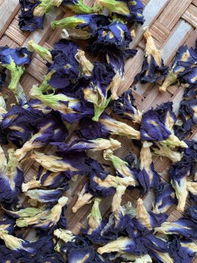 Bambu tepside kurutulmuş bezelye çiçeği.