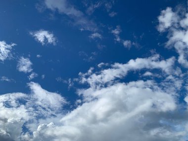 Mavi gökyüzünde beyaz bulutlar arkaplan ep165